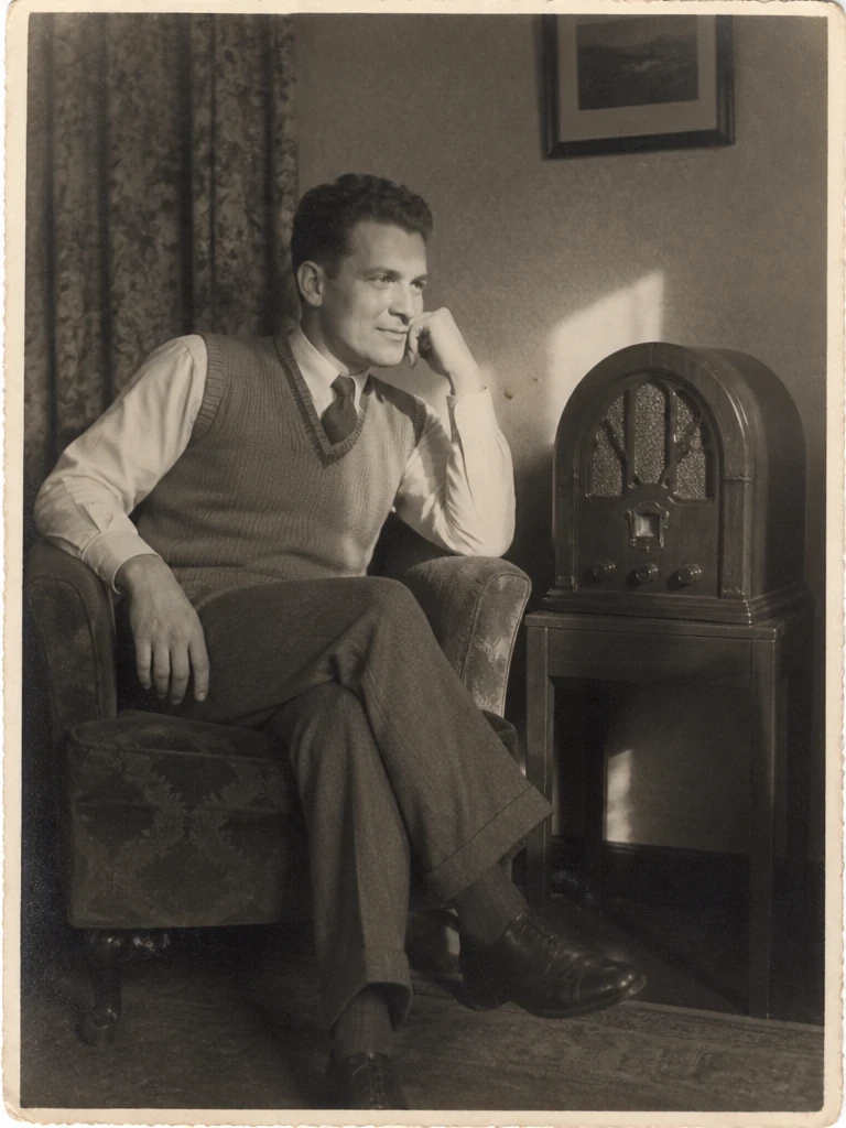 Portrait-with-a-radio